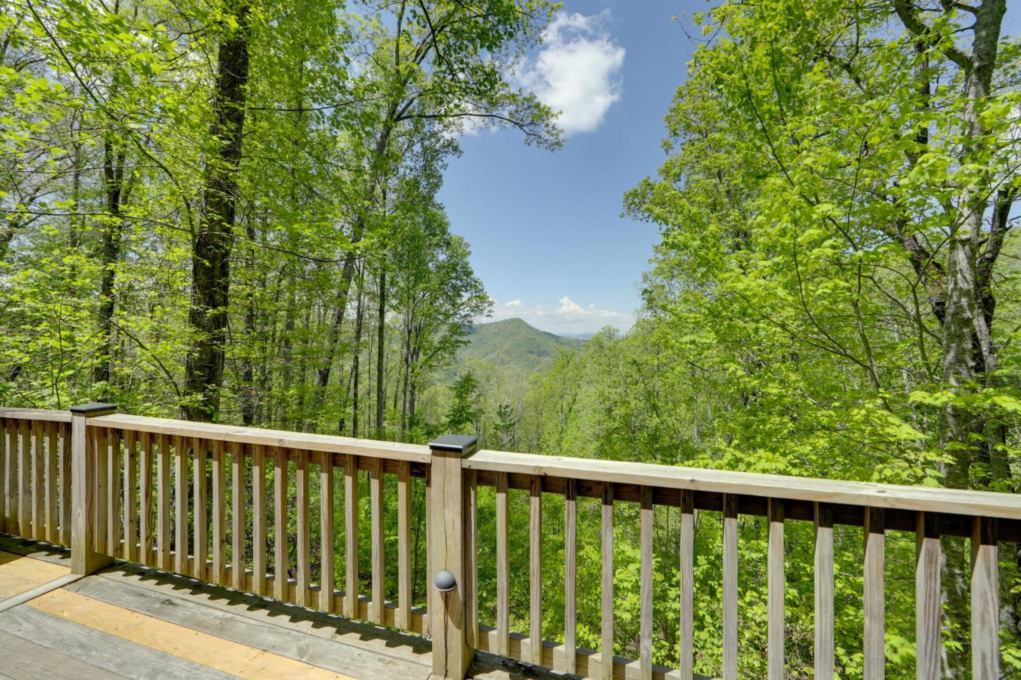 Bryson City Cabin With Hot Tub And Mountain Views! エクステリア 写真